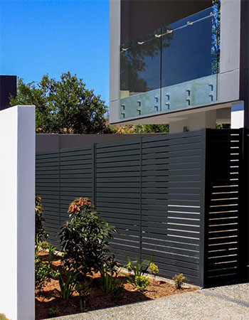 foundation-fence-supply-modern-home-aluminum-slat-entry-gate