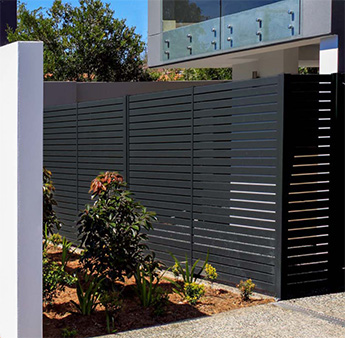 foundation-fence-supply-modern-home-aluminum-slat-entry-gate_345